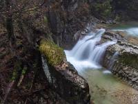 Zwei der unteren Jenbachwasserfälle mit Felsriegel dazwischen